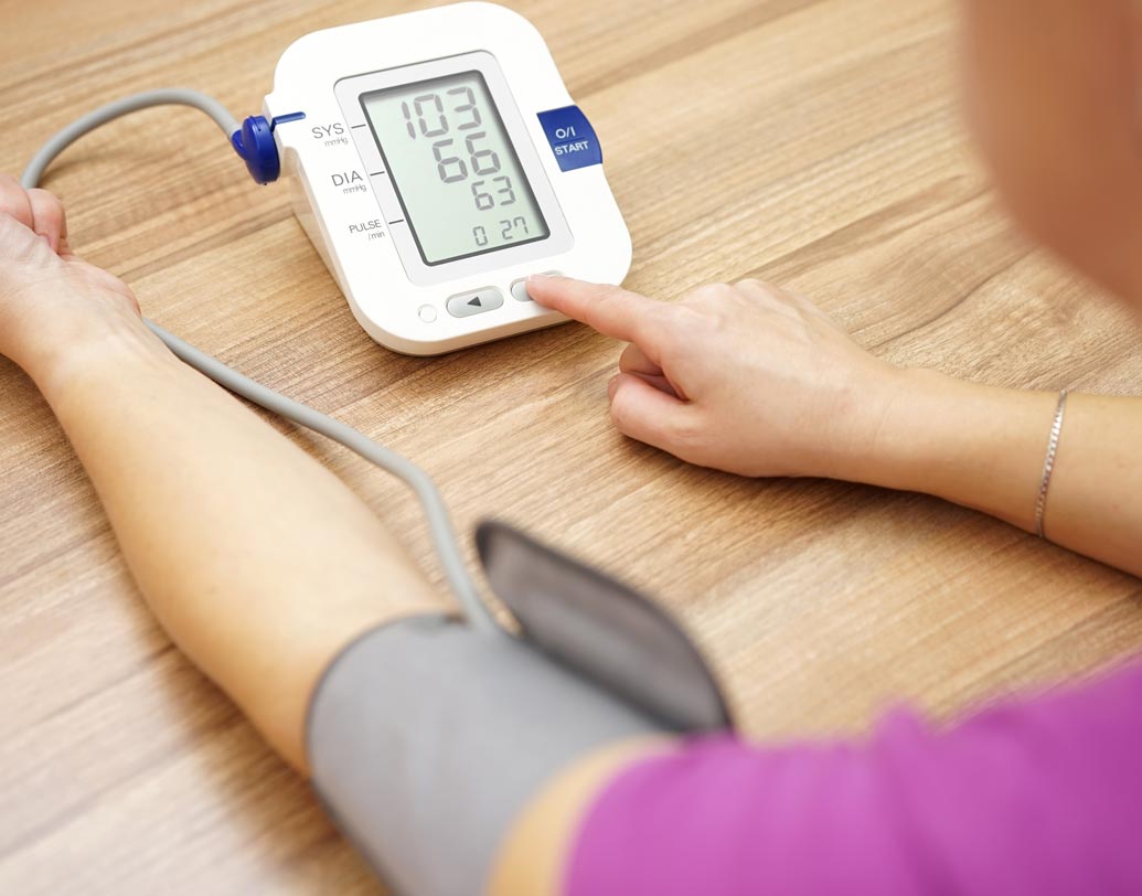 রক্তচাপ কমায়: আপনার কি রক্তচাপ খুব বেশি? তাহলে নিয়মিত ডাবের জল খান। এতে রয়েছে উচ্চমাত্রায় ভিটামিন সি, ম্যাগনেসিয়াম এবং পটাসিয়াম যা রক্তচাপ কমাতে সাহায্য করে।