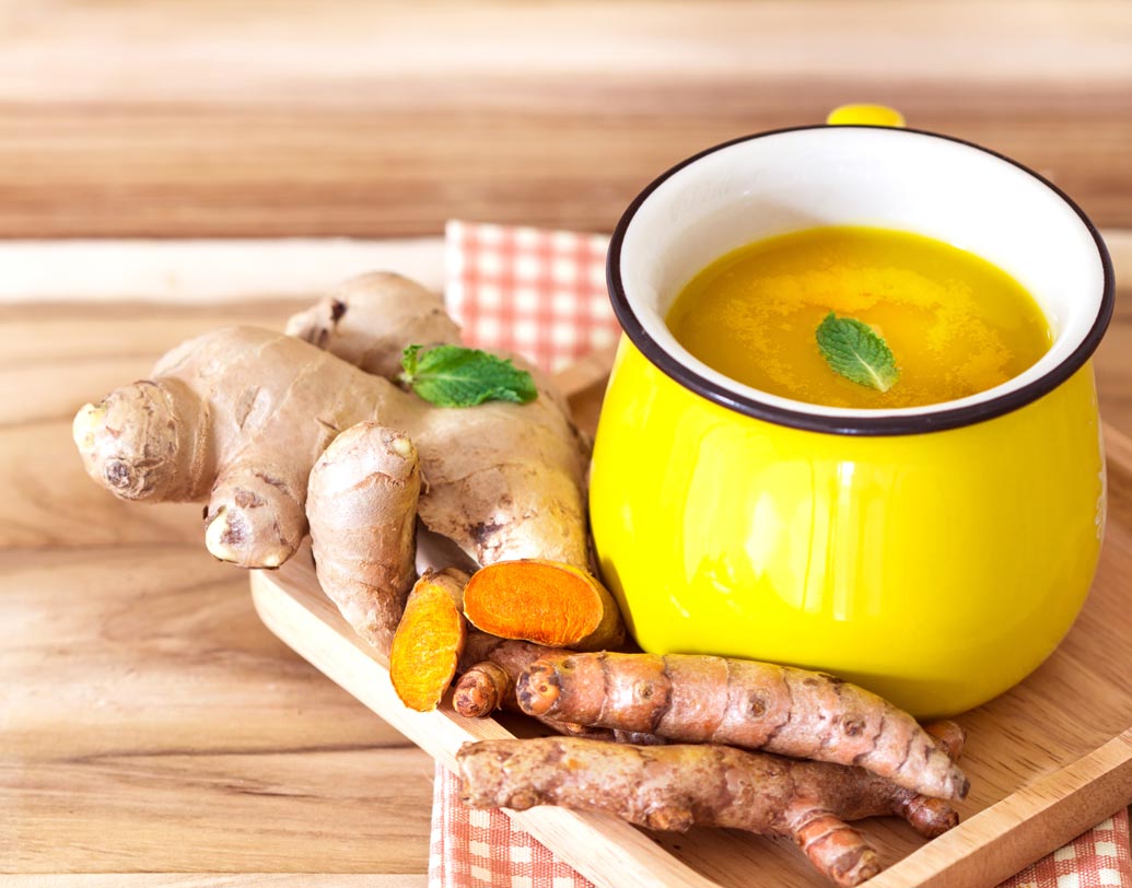 হলুদ ও আদা চা: দু’কাপ জলে হলুদ ও আদা ফুটিয়ে সেটিকে হাফ কাপ করুন। এ বার ওই মিশ্রণে এক চামচ মধু মিশিয়ে দিনে অন্তত দু’বার খান। হলুদ ও আদায় রয়েছে অ্যান্টিঅক্সিডেন্ট যা ব্যথা নিরাময়ে সক্রিয় ভূমিকা নেয়। হলুদের মধ্যে থাকা অ্যান্টিঅক্সিডেন্ট কারকিউমিন ব্যথা তৈরি করা হরমোনের নিঃসরণ কমিয়ে দেয়।