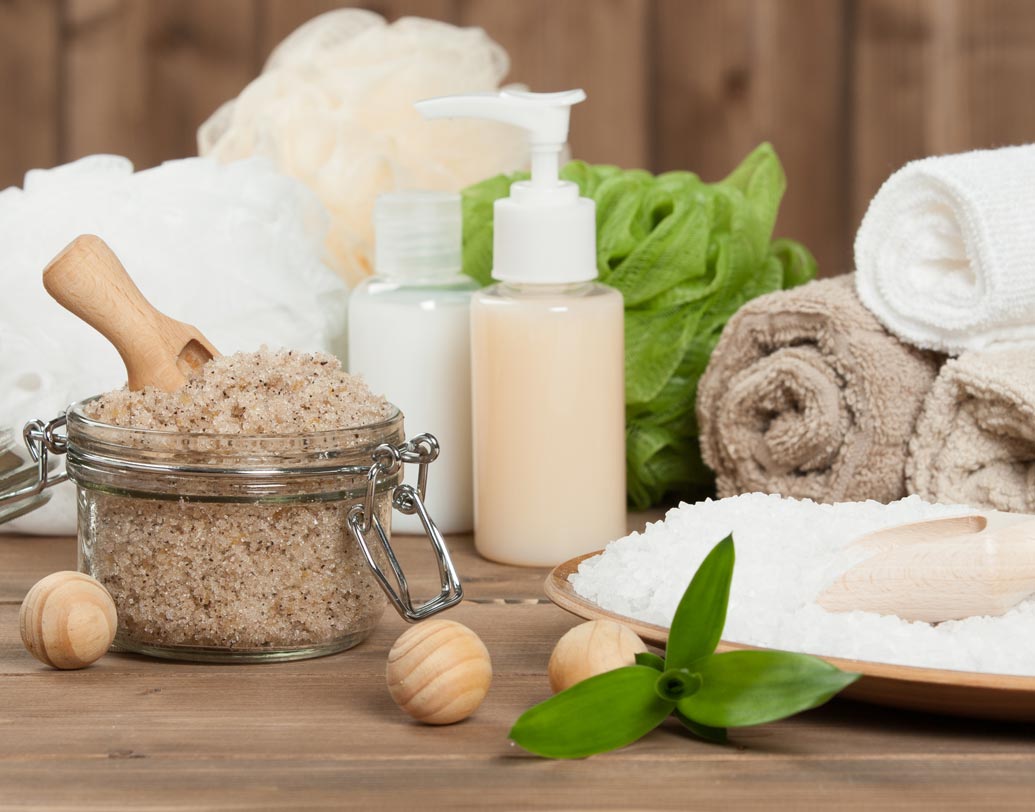 লবন জলের সেঁক: সৈন্ধব লবনের কথা জানেন নিশ্চয়ই? ম্যাগনেসিয়াম সালফেট সমৃদ্ধ সৈন্ধব লবন যে কোনও ব্যথা-বেদনা উপশমে খুবই উপকারী। এক কাপ সৈন্ধব লবন জলের মধ্যে মিশিয়ে একটি মিশ্রণ তৈরি করুন। এ বার সেটা ফুটিয়ে ব্যথার জায়গায় সেঁক দিন। লবন-জলে স্নান করলেও আরাম পাবেন।