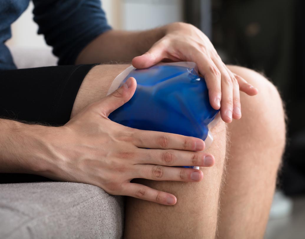 ঠান্ডা-গরম প্যাক: চিকিৎসকের পরামর্শ মতো থেরাপিউটিক জেল কিনে নিন। এ বার সেটা গরম করে ব্যথার জায়গায় ১৫ মিনিট ধরে মালিশ করুন। জায়গাটা গরম হয়ে উঠলে প্রায় সঙ্গে সঙ্গেই সেখানে বরফ লাগিয়ে নিন। এই ভাবে পালা করে গরম জেল এবং বরফের সেঁক নিন। ব্যথা দ্রুত নিরাময় হয়ে যাবে।