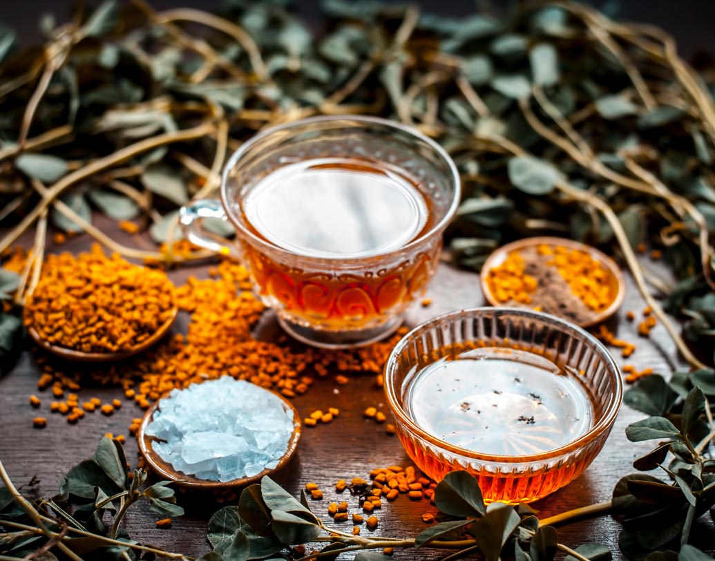 মেথি: যে কোনও জ্বালা-যন্ত্রণা কমাতে মেথির জুরি মেলা ভার। এর মধ্যে রয়েছে উচ্চমাত্রায় অ্যান্টি-অক্সিডেন্ট। গাঁটের ব্যথায় কষ্ট পেলে প্রতিদিন নিয়ম করে উষ্ণ গরম জলে মেথি বীজ ভিজিয়ে খেতে পারেন। অথবা, সারা রাত ভিজিয়ে রাখা মেথির জল সকালে খালি পেটে খেলেও অনেক উপকার পাবেন।