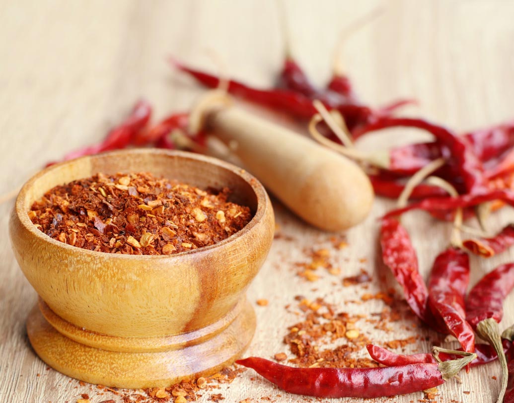 লঙ্কা গুঁড়ো: লাল লঙ্কাতে রয়েছে ব্যথানাশক উপাদান ক্যাপসাইসিন। বিশেষজ্ঞদের কথায়, অস্টিওআর্থ্রাইটিসের ব্যথা উপশমে খুবই উপকারী এই ক্যাপসাইসিন। হাফ কাপ নারকেল তেলে দু’চামচ লঙ্কা গুঁড়ো মিশিয়ে ব্যথার জায়গায় মালিশ করুন। এ বার ২০ মিনিট রেখে উষ্ণ গরম জলে জায়গাটা পরিষ্কার করে নিন। দিনে ৪-৫ বার এই ভাবে মালিশ করুন। ব্যথা অনেক কমে যাবে।