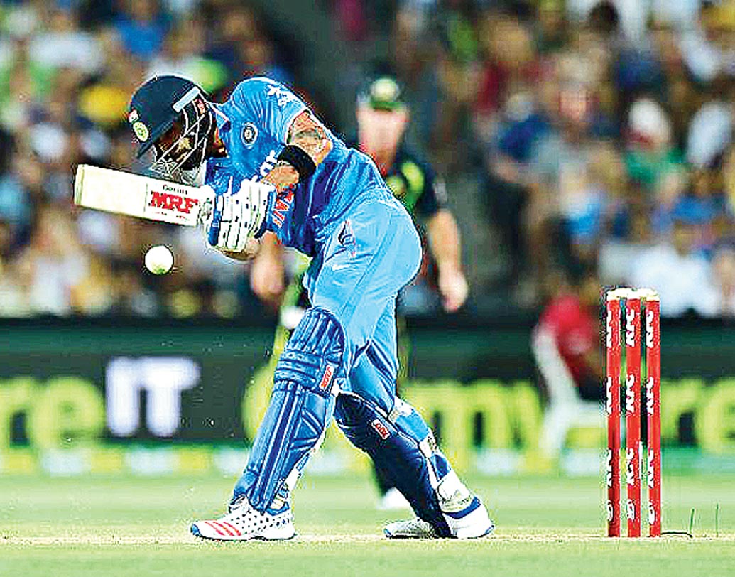 কোহালি হুইপ: সামনের পায়ে ভর দিয়ে কব্জির মোচড়ে অফস্টাম্পের বল চাবুক মারার ভঙ্গিতে পাঠিয়ে দেবেন মিডউইকেট বাউন্ডারিতে। বিরাটের বিশেষ শট।