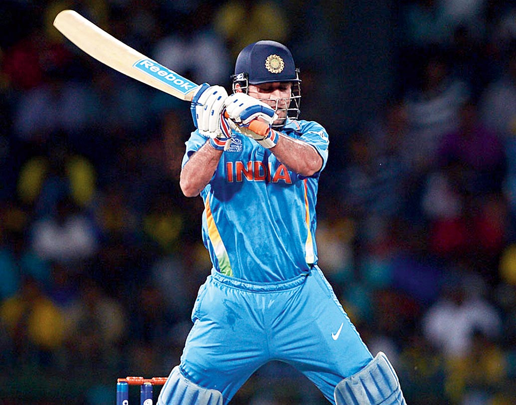 ধোনি হেলিকপ্টার: শূন্যে লাফিয়ে এই শট খেলতে হয়। পায়ের গোড়া থেকে ব্যাট ঘুরিয়ে খেলা হয় বলেই নাম হেলিকপ্টার। ইয়র্কারও উড়ে যায় গ্যালারিতে।