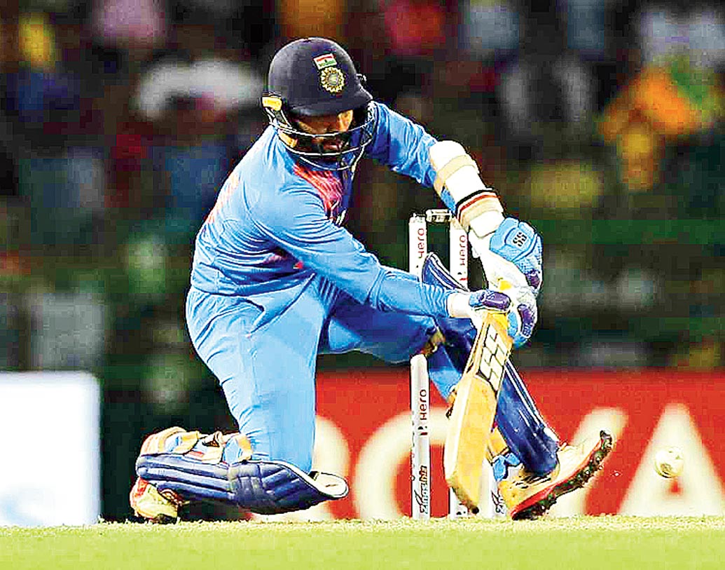 কার্তিক স্কুপ: হাঁটু মুড়ে বসে চামচের মতো বলটাকে তুলে দাও উইকেটকিপারের মাথার উপর দিয়ে। দারুণ কাজের শট স্কুপ। কেকেআর অধিনায়কের সেরা অস্ত্র।