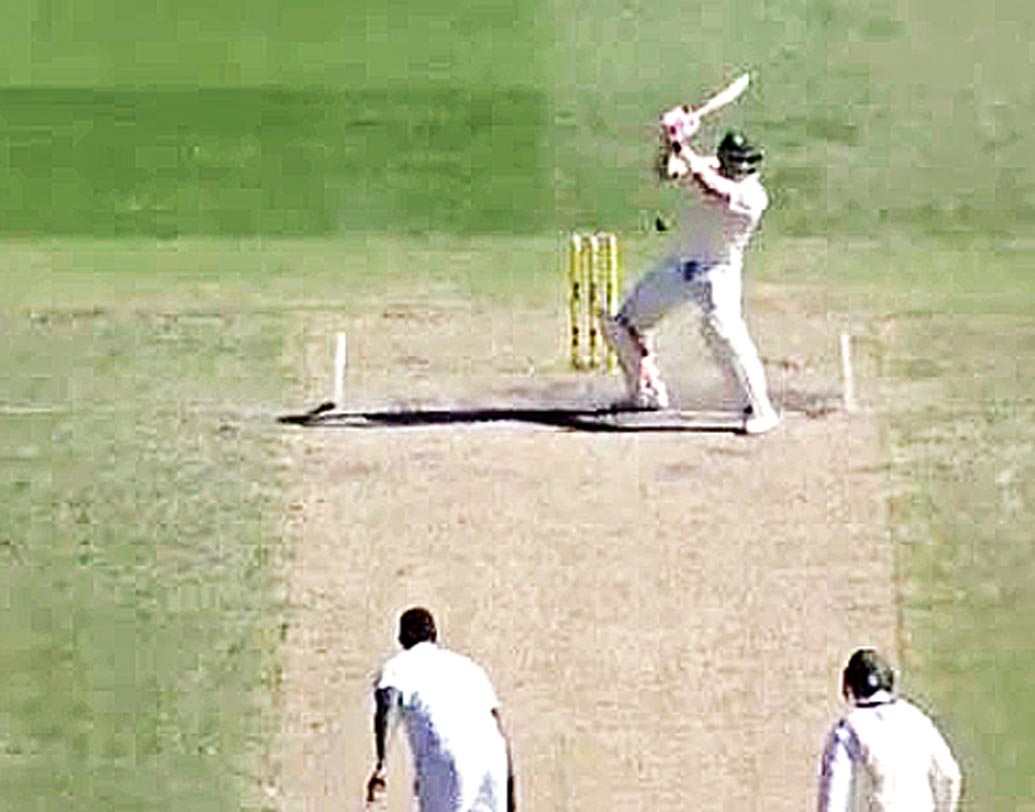 স্মিথ সার্ভ: শর্ট-পিচ্ড বল পেলে টেনিসের সার্ভিসের ভঙ্গিতে খেলা হয়। তাই এমন নামকরণ। এই শটের বিশেষজ্ঞ স্টিভ স্মিথ নেই, তা-ও দেখা যেতেই পারে।