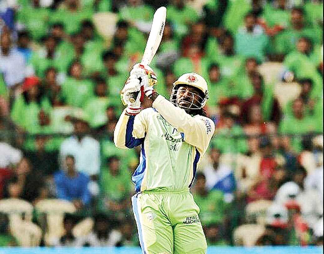 গেল পাঞ্চ: কত ভাল বলও ক্রিজে দাঁড়িয়ে এভাবে অবলীলায় উড়িয়ে দেন ক্রিস গেল। পরিচিত ভঙ্গি। লং অনের উপর দিয়ে গ্যালারিতে। অথবা মাঠের বাইরে!