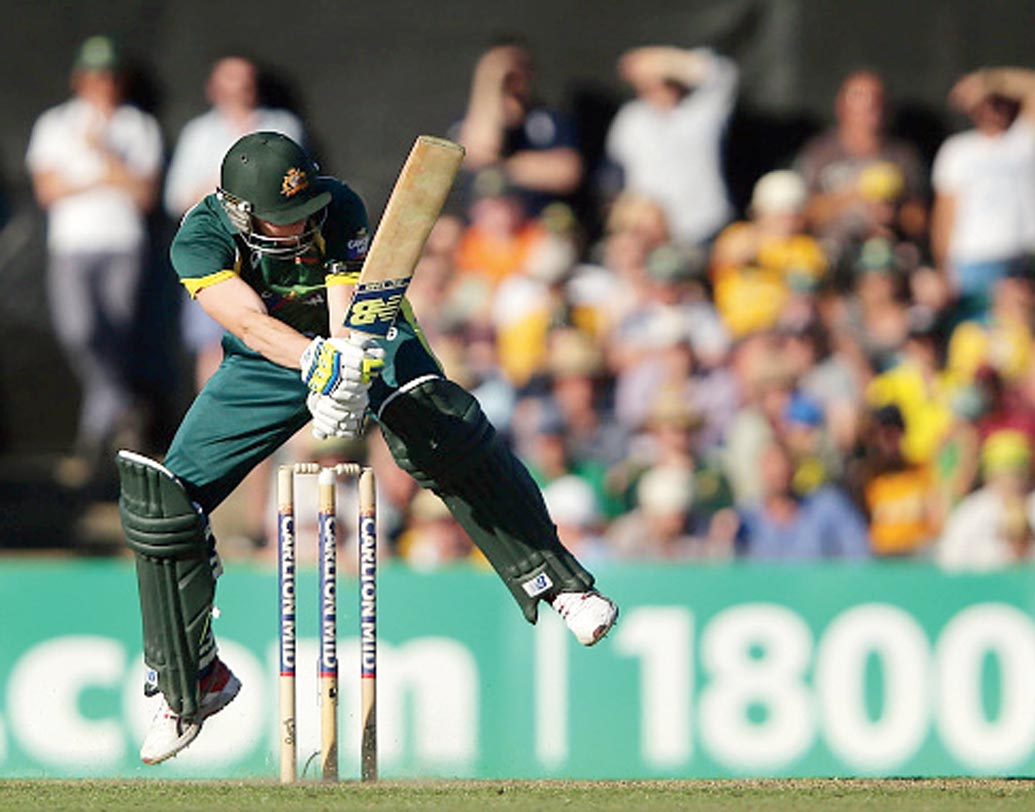 নাটমেগ: সত্যিই এমন শট খেলতে দেখা যায় ক্রিকেটে। দু’পায়ের ফাঁক দিয়ে ‘নাটমেগিং’-এর মতো বল চলে গেল ফাইন লেগ বাউন্ডারিতে। স্টিভ স্মিথ খেলেন।