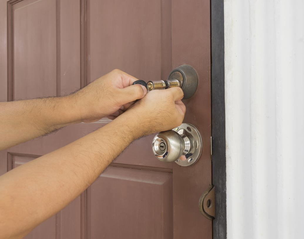 সবচেয়ে হাস্যকর অজুহাত দিয়েছিলেন বোধহয় ইনি। বসকে জানিয়েছিলেন, তাঁর বাড়ির সব জানলা-দরজা কেউ আঠা দিয়ে বন্ধ করে দিয়েছে। অতএব, বাড়িতেই বন্দি হয়ে থাকা ছাড়া কোনও উপায় ছিল না। ভাবুন তো, এমন আঠাও নাকি বাজারে পাওয়া যায়!