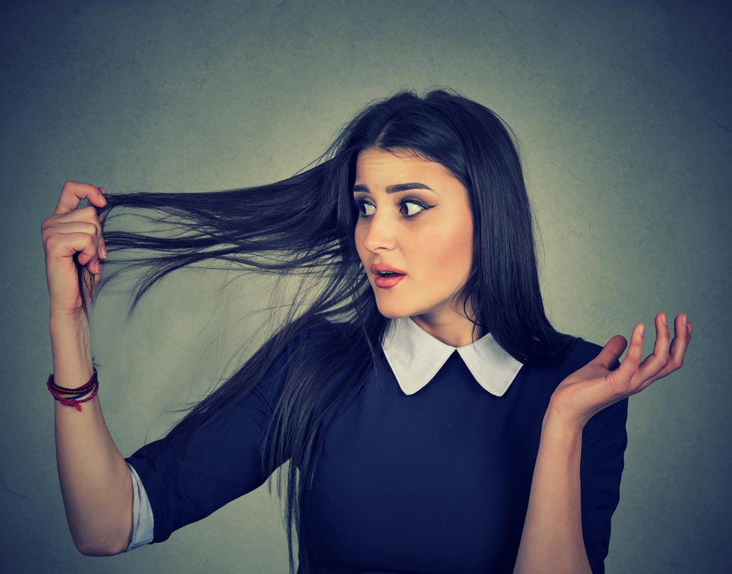 বয়ফ্রেন্ডের সঙ্গে ডেট আছে। এ দিকে অফিসেও রয়েছে জরুরি মিটিং। কী করবেন? এমন পরিস্থিতিতে এক মহিলা কর্মী বসকে কী বলেছিল জানেন? তাঁর মাথায় বাদুড় আটকে গিয়েছে। চুল থেকে বাদুড়দের ছাড়াতে অনেক সময় লেগে যায়। তাই তাঁর অফিসে আসা সম্ভব নয়।