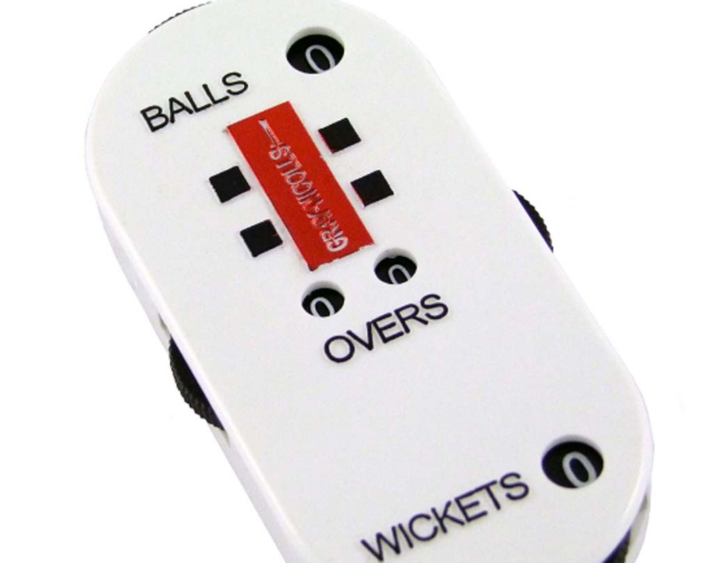 কাউন্টার: এক সময় বল, উইকেট সংখ্যা ইত্যাদির হিসেব রাখার জন্য পেন-কাগজ ব্যবহার করতেন অ্যাম্পায়াররা। সময় পাল্টেছে। এখন এ-সব হিসেব রাখার জন্য কাউন্টার নামক যন্ত্রের ব্যবহার করতে দেখা যায়।
