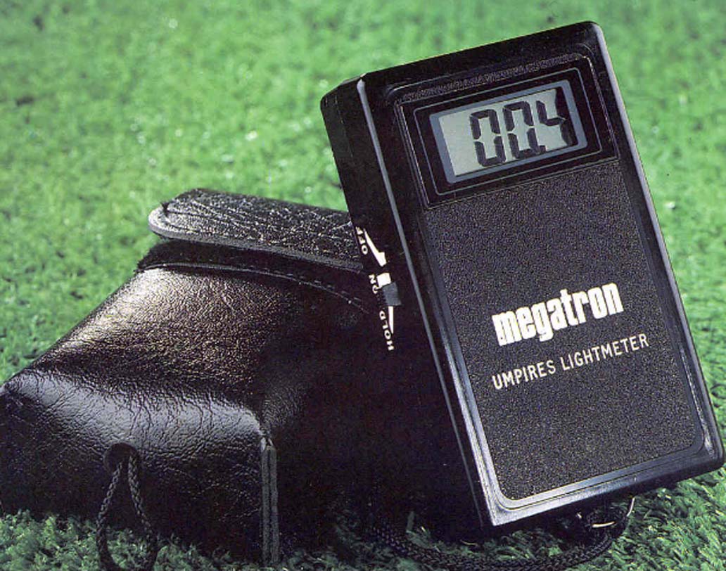 লাইট-ও-মিটার: ঠিক কতটা আলোয় খেলা চালানো সম্ভব সেটা পরীক্ষা করার জন্য মাঠে লাইট-ও-মিটার যন্ত্রের সাহায্য নেওয়া হয়।