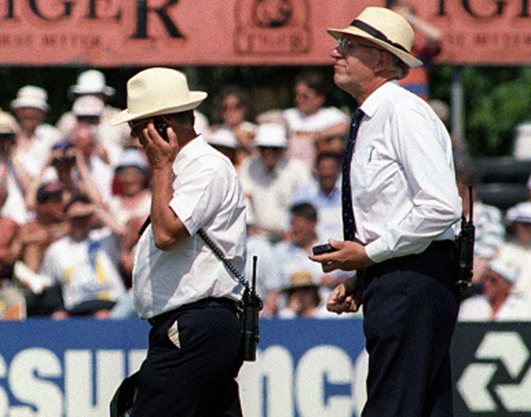 ওয়াকি-টকি: আম্পায়ারদের ব্যবহৃত সরঞ্জামগুলির মধ্যে অন্যতম গুরুত্বপূর্ণ। বহুল ব্যবহৃত। তৃতীয় অ্যাম্পায়র, ম্যাচ রেফারি বা অন্য কারও সঙ্গে আলোচনার জন্য ওয়াকি-টকির সাহায্য নেওয়া হয়।