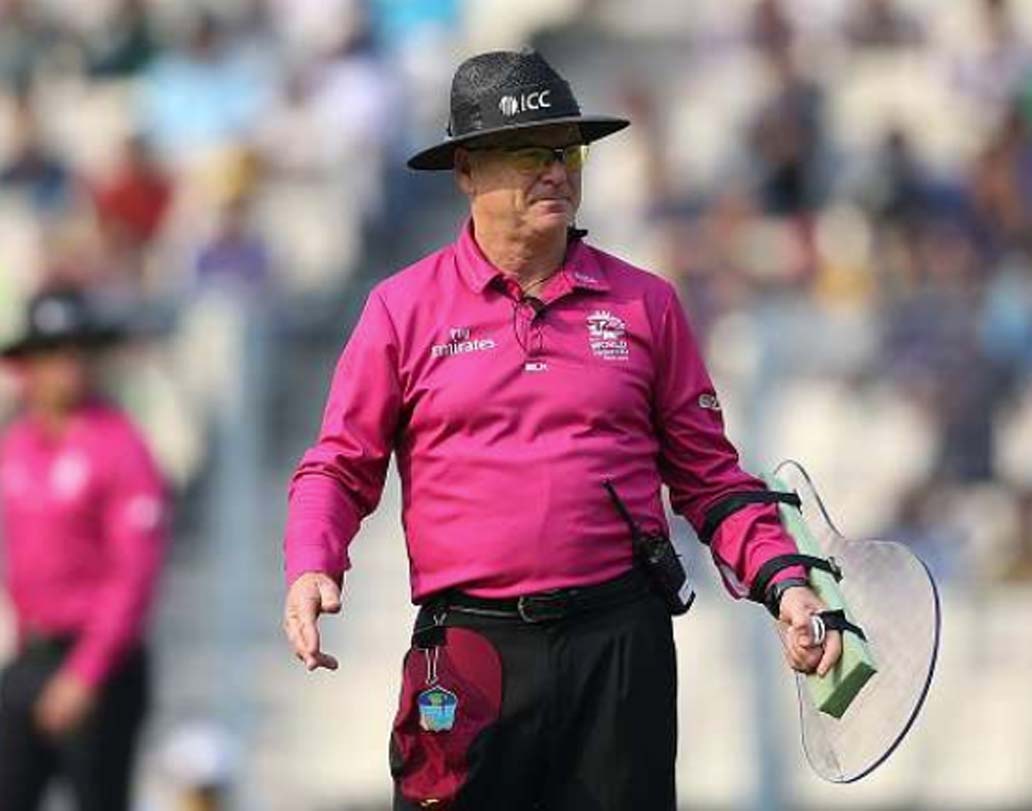 প্রটেকটিভ শিল্ড: উইকেটের সামনে দাঁড়ানো আম্পায়ারদের এটা ব্যবহার করতে দেখা যায়। ব্যাটসম্যানের শটে বেশ কয়েকবার আম্পায়ারদের আহত হওয়ার ঘটনা ঘটার পরই এই ঢালের ব্যবহার বেড়েছে।