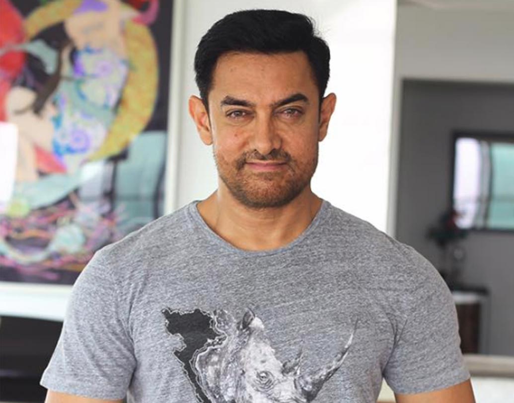 আমির খান: ছবি বাছা এবং নিজের চরিত্র নিয়ে বরাবরই খুঁতখুঁতে বলিউডের ‘মিস্টার পারফেকশনিস্ট’। প্রতিটি ছবিতেই দর্শকদের জন্য নতুন চমক নিয়ে আসেন অভিনেতা। রাজকুমার হিরানির ‘পিকে’ ছবির একটি দৃশ্যে নগ্ন হয়ে শুট করেছিলেন আমির। সেই দৃশ্যের পোস্টার নিয়ে অনেক বিতর্কের মুথোমুখিও হতে হয় তাঁকে।