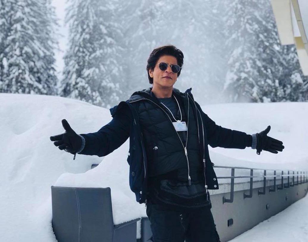 শাহরুখ খান: বলিউড ছবিতে রোম্যান্সের নতুন মাত্রা যোগ করেছেন বলিউড বাদশা। কেরিয়ারের শুরুতেই ‘মায়া মেমসাব’ ছবির একটি দৃশ্যে নগ্ন হয়ে ক্যামেরার সামনে শুট করেছিলেন তারকা।