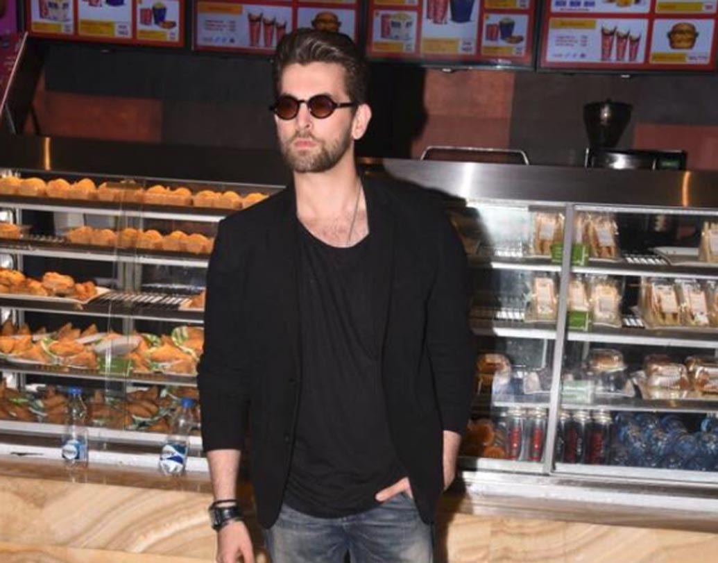 নীল নিতিন মুকেশ: নানা রকম চরিত্রে নিজেকে মানিয়ে নেন এই অভিনেতা। মধুর ভান্ডারকরের ‘জেল’ সিনেমার শুটিংয়ে ‘বোল্ড’ সিনে দেখা যায় নীল নিতিনকে। একজন জেলবন্দির চরিত্রে অভিনয় করার সময় ক্যামেরার সামনে নগ্ন হয়ে শুট করেন তিনি।