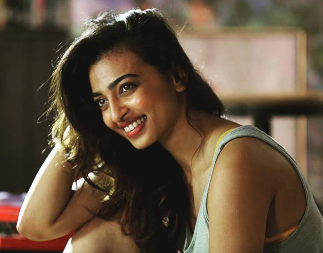 রাধিকা আপ্তে: বলিউডের স্পষ্টবক্তা হিসেবে পরিচিতি রয়েছে রাধিকার। ‘পার্চড’ ছবিতে তাঁর নগ্নতা নিয়ে তোলপাড় হয়েছিল গোটা ইন্ডাস্ট্রি। পুরুষতান্ত্রিক সমাজে মহিলাদের লড়াই করার গল্প ‘পার্চড’। রাধিকা জানিয়েছেন, চিত্রনাট্যের প্রয়োজনে নগ্ন হতে তাঁর কোনও আপত্তি নেই।