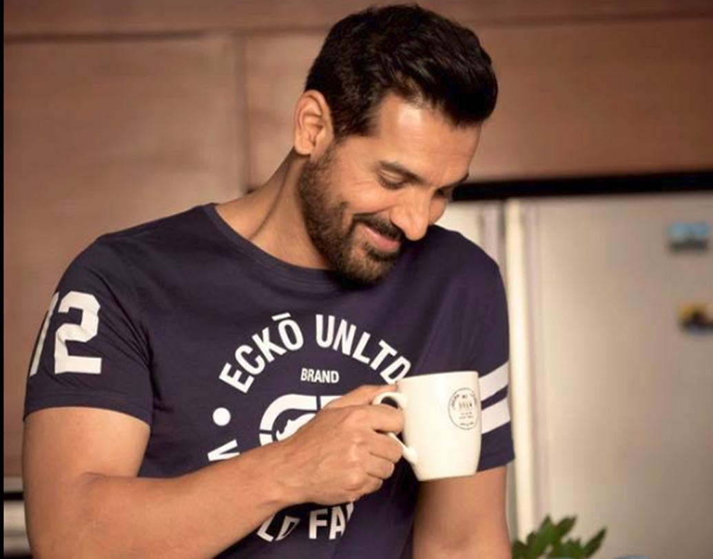 জন আব্রাহাম: ২০০৯ সালের থ্রিলার ফিল্ম ‘নিউ ইয়র্ক’ ছবির একটি দৃশ্যের শুটের জন্য নগ্ন হয়েছিলেন বলিউডের হার্টথ্রব জন আব্রাহাম। জঙ্গি সন্দেহে ধরা পড়া একজন ভারতীয় জেলবন্দির চরিত্রে তাঁকে দেখা গিয়েছিল।