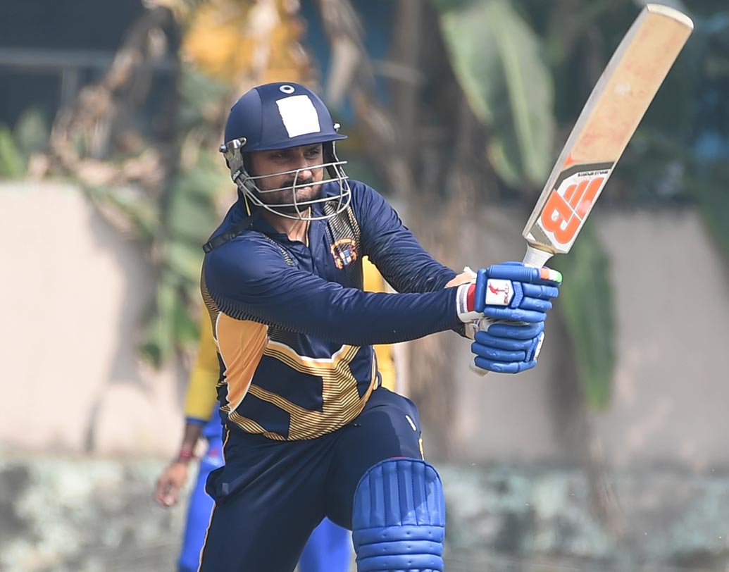 হরভজন সিংহ (চেন্নাই সুপার কিঙ্গস): ২০১৫ আইপিএলে তাঁর ২৪ বলে ৬৪ রানের ইনিংস এখনও মনে রয়েছে ক্রিকেটপ্রেমীদের। টেস্টে দু’টি সেঞ্চুরি এবং ন’টি হাফ সেঞ্চুরি রয়েছে ভাজ্জির। দল বদলে এ বারে চেন্নাইতে গিয়েছেন হরভজন। তাঁকে দিয়ে ওপেনিং করিয়ে দেখতে পারেন ধোনি।