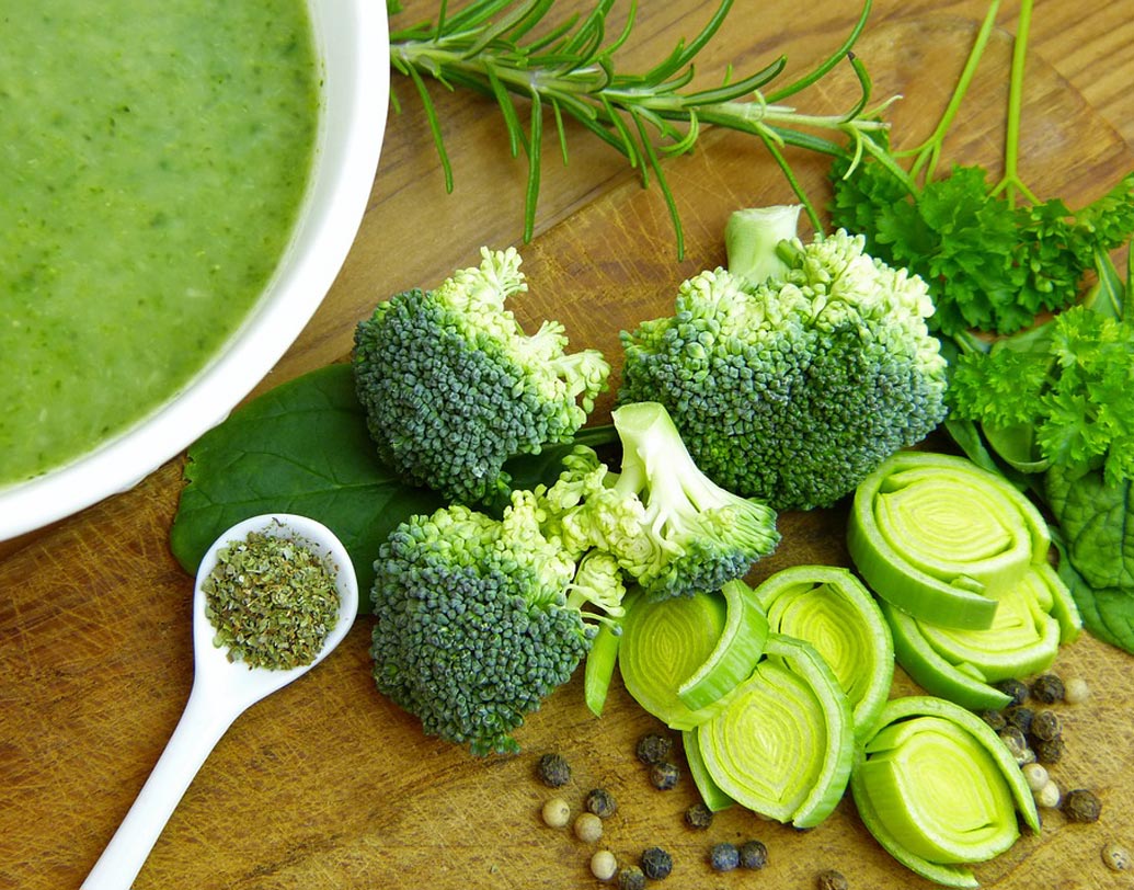 ব্রোকোলি: ব্রোকোলিতে রয়েছে অ্যান্টিঅক্সিডেন্ট। দু’কাপ পরিমাণ ব্রোকোলিতে প্রোটিনজাত উপাদান রয়েছে ৫ গ্রাম। তা ছাড়া ব্রোকোলিতে রয়েছে ফোলেট, ম্যাঙ্গানীজ, পটাসিয়াম, ফসফরাস, ভিটামিন সি ও ভিটামিন কে। এতে ক্যালোরির পরিমাণও খুব কম। এক কাপ ব্রোকোলির ক্যালোরি কাউন্ট মাত্র ৩১।