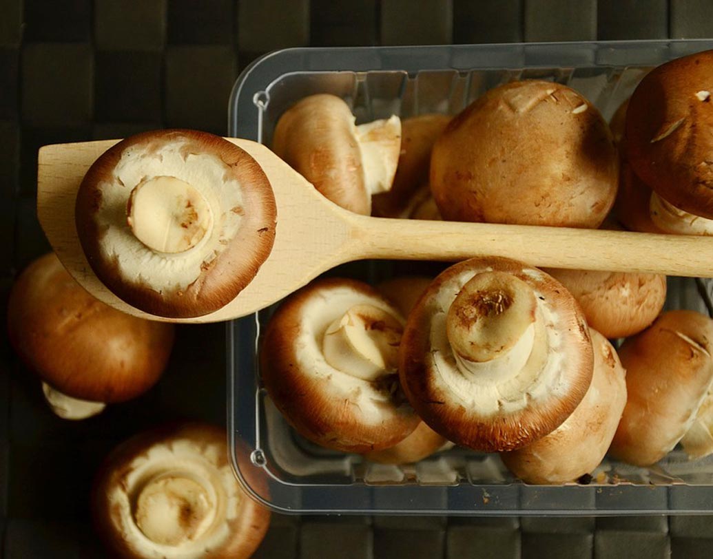 মাশরুম: প্রোটিল ডায়েট করতে চাইলে অবশ্যই তালিকায় রাখুন মাশরুম। এতে প্রচুর পরিমাণে রয়েছে প্রোটিন এবং ভিটামিন ডি। তা ছাড়া মাশরুমে রয়েছে ভরপুর অ্যান্টিঅক্সিডেন্ট। পেশী শক্তি বাড়াতে মাশরুম খুবই উপকারী।