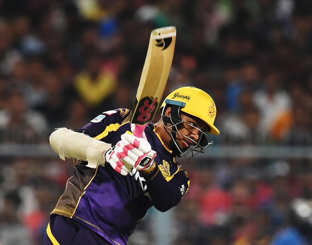 সুনীল নারাইন: বেঙ্গালুরু ম্যাচে তাঁর ব্যাটিং জয়ের ভিত গড়ে দেয়। আর বল হাতে তো তিনি আজও রহস্য। ছবি: এএফপি।