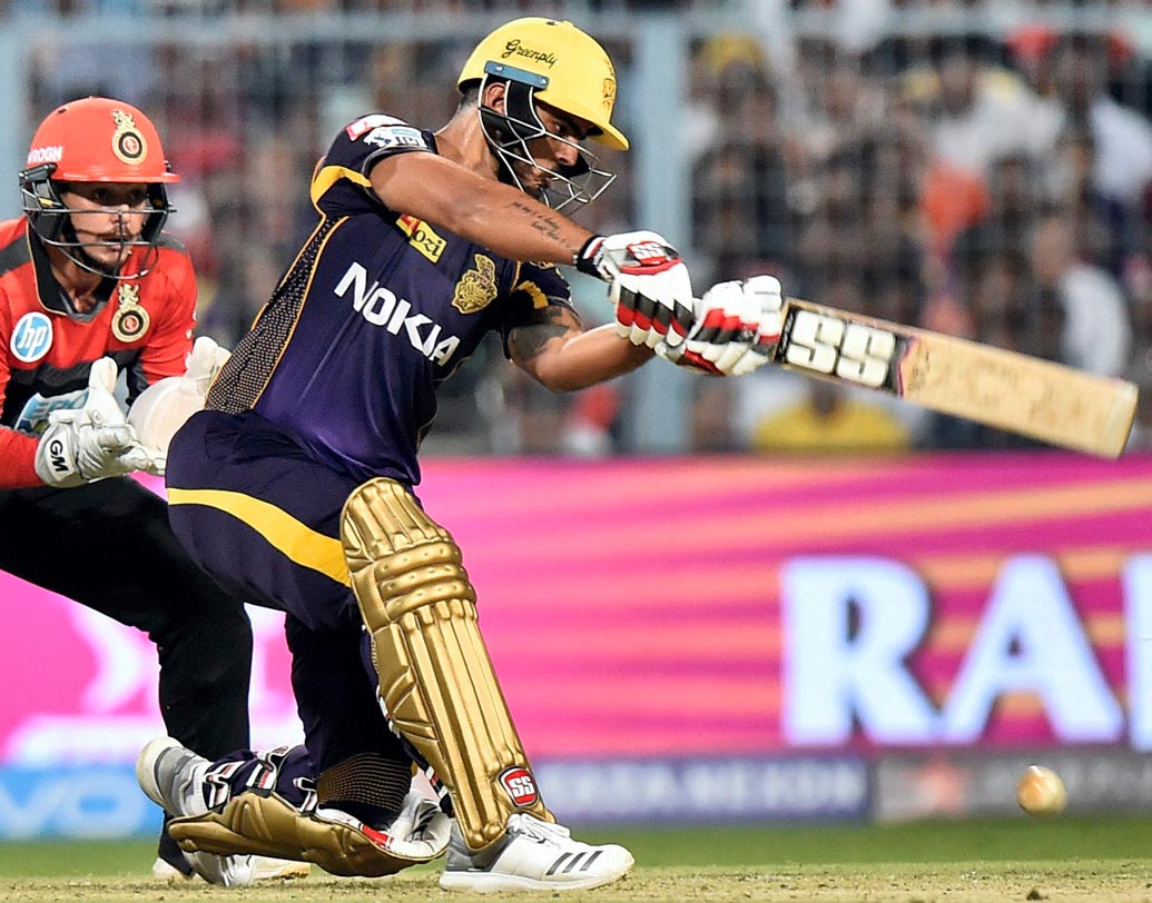 নীতীশ রাণা: প্রথম ম্যাচে তাঁর অল রাউন্ড পারফরম্যান্স বেঙ্গালুরু বধে নাইটদের সাহায্য করেছিল। চেন্নাইয়ের বিরুদ্ধে ভাল শুরু করেও আউট হয়ে যান তিনি। ছবি: পিটিআই।