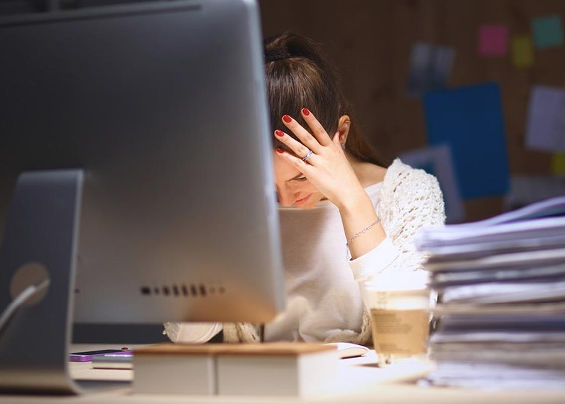 অফিস হোয়াটসঅ্যাপ গ্রুপ নিশ্চয় রয়েছে। আর সেই গ্রুপের একজন সদস্য হওয়ার জন্য আপনি কেমন অনুভব করেন? আপনার কাছে কি এটা খুব ভাল একটা উদ্যোগ? নাকি সারাদিন হোয়াটসঅ্যাপের চোটে বিরক্ত হয়ে হোয়াটসঅ্যাপ ‘মিউট’ করে রাখেন, নাকি অফিসের বাইরে অফিস হোয়াটসঅ্যাপ গ্রুপটাকে ব্যক্তিগত জীবনে বোঝা বলে মনে করেন?