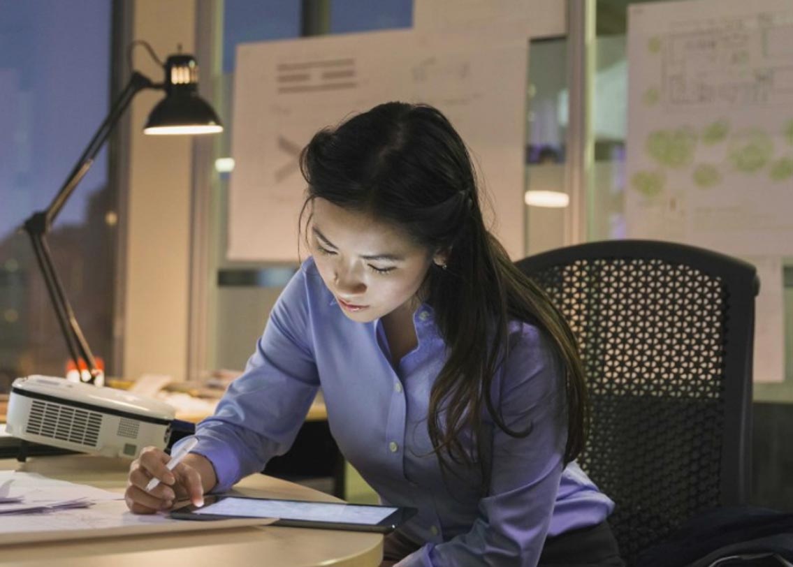 সপ্তাহের পাঁচটা খাটনির দিনের পর রাতে ঘুমটা বেশ ভাল হল। কিন্তু পরদিন ছুটির সকালের পরিকল্পনা কী? যত ক্ষণ না বসের ফোন আসে ঘুমবেন, নাকি সপ্তাহান্তে অফিসের কাজটা একটু গুছিয়ে রাখবেন? এই বুঝি বসের ফোন এল! এই আতঙ্কের কারণে সকালের ঘুমটাও ঠিক মতো হল না, এরকম নয় তো?