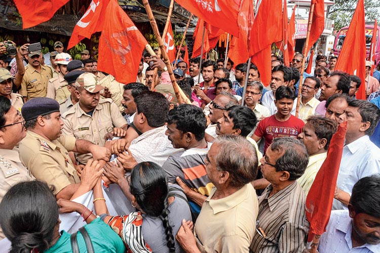 ধস্তাধস্তি: দুর্গাপুর স্টেশন লাগোয়া এলাকায় শুক্রবার। নিজস্ব চিত্র