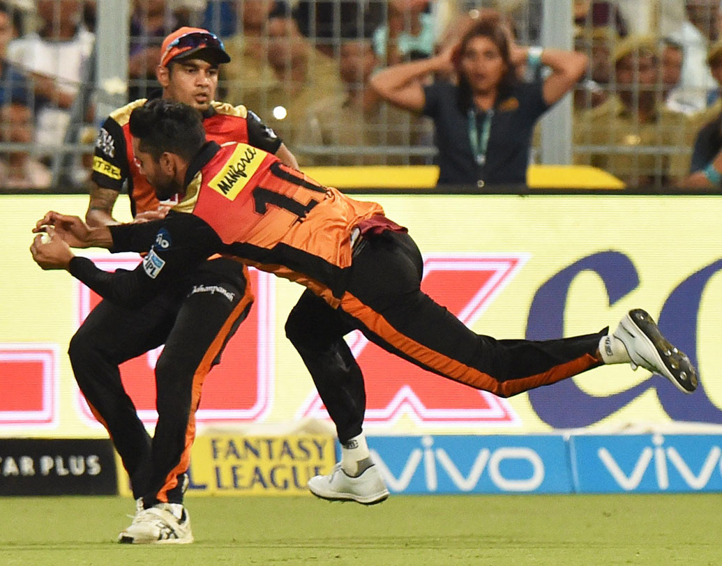 সানরাইজার্সের ক্যাচিং: ইডেনে সানরাইজার্স যে অসাধারণ ফিল্ডিং করেছে, তা বলা না গেলেও ম্যাচের ভাগ্য গড়ে দেয় তিনটি অসাধারণ ক্যাচ। এর মধ্যে মণীশ পাণ্ডের নেওয়া রাসেল এবং নীতীশ রাণার ক্যাচ দু’টি ছিল টুর্নামেন্টের অন্যতম সেরা। শাকিবের নেওয়া লিনের ক্যাচটিও দুর্দান্ত। ছবি: পিটিআই।