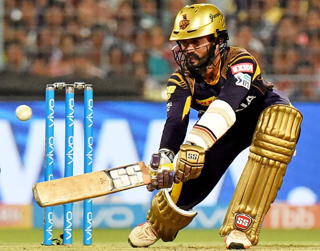 নাইটদের অদ্ভুত ব্যাটিং অর্ডার: ব্যাটিং নিয়ে পরীক্ষা বোধহয় একটু বেশিই করে ফেলছে নাইট রাইডার্স। ওপেনিংয়ে যে সুনীল নারিন অত্যন্ত সফল, হঠাত্ করেই তাঁকে পরে নামানো হল। তিন নম্বরে খেলতে অভ্যস্ত শুভমান গিল নামলেন সাত নম্বরে। কার্তিকও নামলেন অনেকটাই পরে। ছবি: পিটিআই।