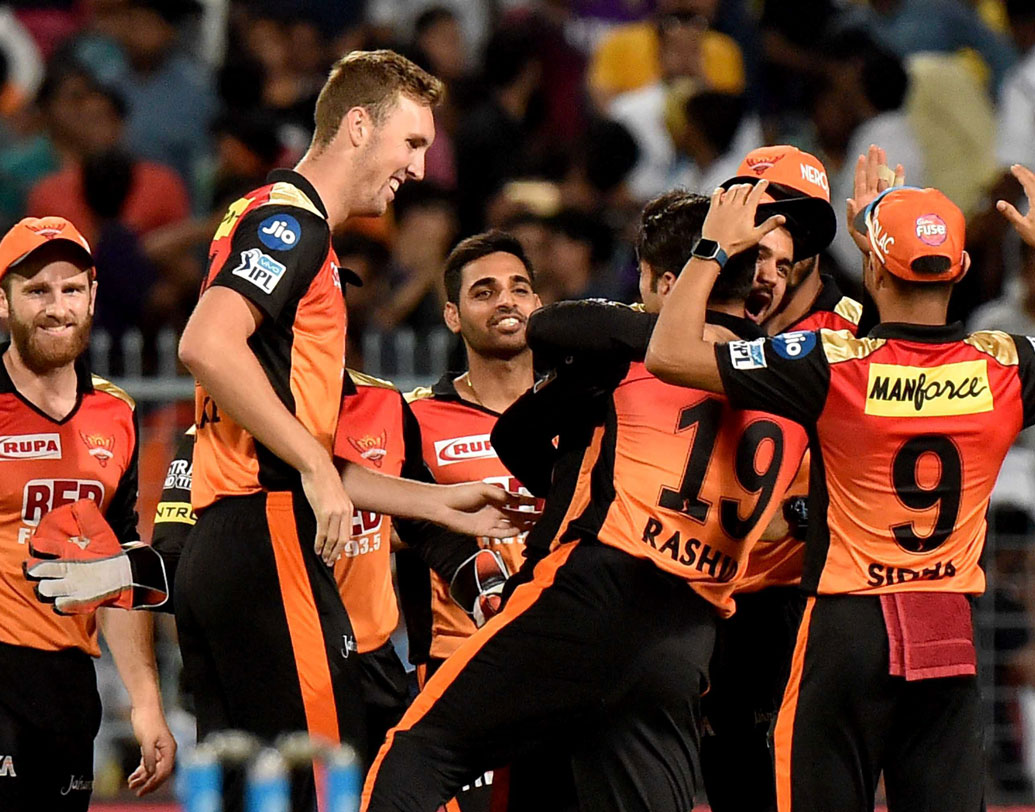 সানরাইজার্সের অসাধারণ বোলিং: এ বারের আইপিএলে সবচেয়ে ভাল বোলিং আক্রমণ হায়দরাবাদেরই। ভুবি-স্ট্যানলেকের পেস, সঙ্গে রশিদ খান-শাকিবের স্পিন। বোলিংয়ে এত বৈচিত্র কোনও দলের নেই। শনিবারের ইডেনে সেই বোলিংকে খেলতেই পারেনি নাইটরা। ছবি: পিটিআই।