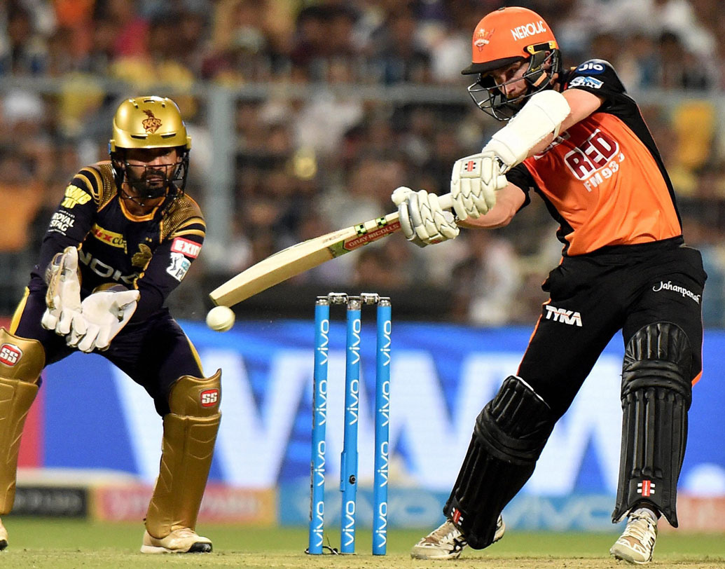 কুল উইলিয়ামসন: রান তাড়া করতে নেমে উইকেট হারিয়ে সামান্য চাপে পড়া দলকে ভরসা জুগিয়েছে ক্যাপ্টেন উইলিয়ামসনের ব্যাট। তাঁর হাফ সেঞ্চুরি দলকে জেতাতে বড় ভূমিকা নেয়। ছবি: পিটিআই।