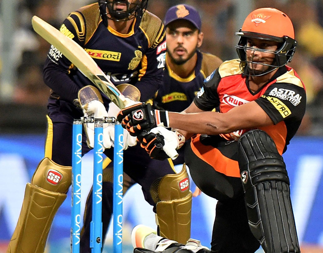 অলরাউন্ডার শাকিব: প্রথমে বল আর তারপর ব্যাট হাতে প্রাক্তন নাইটের অসাধারণ পারফরম্যান্স সানরাইজার্সকে জয়ের হ্যাটট্রিক পেতে সাহায্য করেছে। ছবি: পিটিআই।