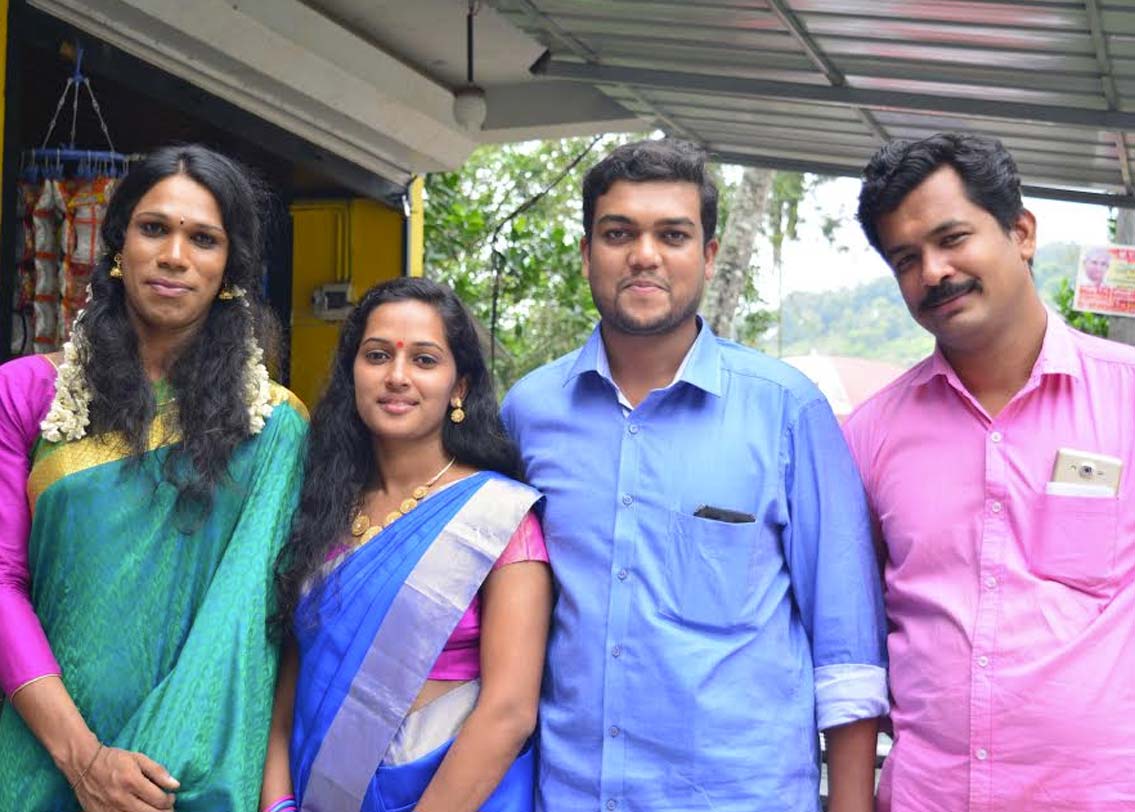 কেরলের দুই সমাজসেবী রামনাথ এবং শ্রুতি। কেরল শ্রেষ্ঠ সাহিত্য পরিষদের সঙ্গে যুক্ত ছিলেন। দীর্ঘদিনের বন্ধু এই দু’জন বিয়ে করবেন মনস্থির করেন। নিজেদের বিয়েকে স্মরণীয় করতে এবং সমাজের প্রতি একটা বার্তা দিতে বিশেষ ব্যবস্থা নেন দু’জনেই। তাঁদের বিয়ের সমস্ত গয়না চটের বানানো হয়। এ ছাড়া বিয়েতে শীতল শ্যাম নামে এক রূপান্তরকামীকে নিমন্ত্রণ করেন। তিনিই ছিলেন বিয়ের প্রধান সাক্ষী। বিয়ে রেজিস্ট্রিতে তাঁরই সই ছিল।