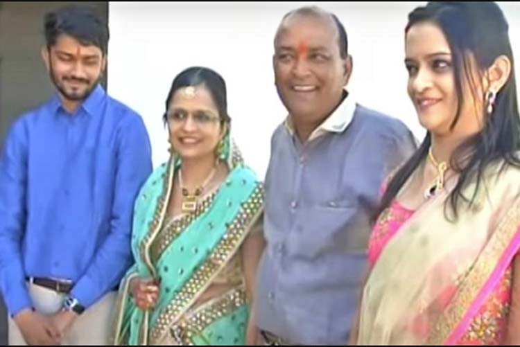 মহারাষ্ট্রের ব্যবসায়ী মনোজ মুনাত। মেয়ের বিয়েতে ভবঘুরে, দরিদ্রদের জন্য ৯০টি ঘর বানিয়ে দিয়েছিলেন। ঘর বানাতে যে টাকা খরচ হয়েছে তার সবটাই তাঁর মেয়ের বিয়ের জন্য সঞ্চিত অর্থ। জাঁকজমক পূর্ণ বিয়ের আয়োজন না করে সাদামাটা ভাবে মেয়ের বিয়ে দেন তিনি। পরিবর্তে ওই টাকা দিয়ে গৃহহীনদের ঘর বানিয়ে দেন।