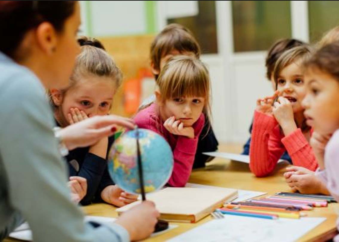 গুজরাতের ছোট্ট একটা গ্রাম হালধারু। আর এই গ্রামেই বাস ২২ বছরের নিশাদবানু ভাজিফধরের। নিজের বিয়েতে শিক্ষকদের জন্য বিশেষ আয়োজন করেন তিনি। মেমেন্টো এবং শাল দিয়ে নার্সারি থেকে কলেজ পর্যন্ত মোট ৭৫ জন শিক্ষককে সম্মানিত করেন নিশাদবানু। তাঁর পরিবার ১০ লক্ষ টাকা দান করেন দুটো স্কুলকে। এই দুই স্কুলে নিশাদ পড়াশোনা করেছিলেন।