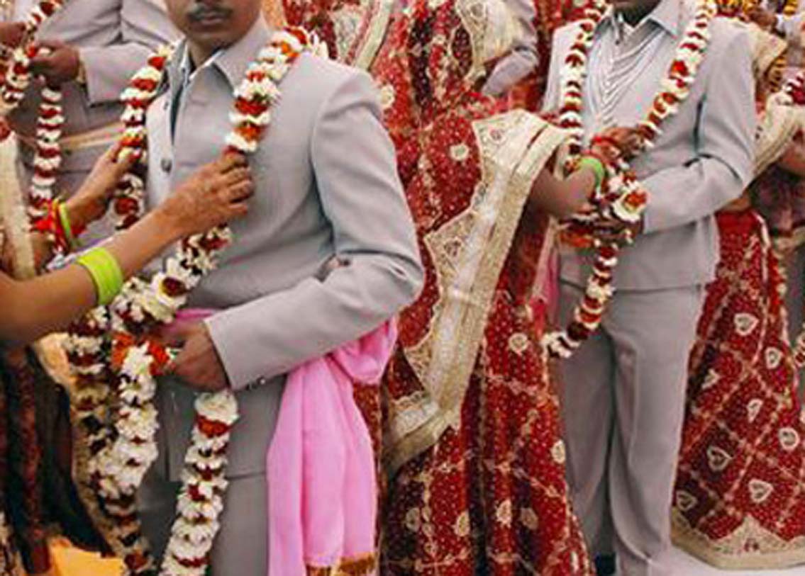 গোপাল বাস্তাপারা। নিজের ছেলের বিয়েতে শুধু আত্মীয়-পরিজন এবং বন্ধুদের নিমন্ত্রণ করেননি সুরাতের এই ব্যবসায়ী, উল্টে ছেলের পাশাপাশি আরও ১০০ মেয়ের বিয়ে দেন। এঁরা প্রত্যেকেই দরিদ্র পরিবারের।