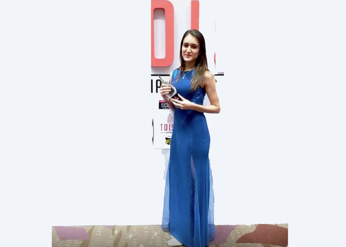 আকর্ষণীয় চেহারা ও উচ্চতার জন্য অন্তত চার বার তাঁকে মডেল হওয়ার প্রস্তাব দিয়েছিল বিভিন্ন সংস্থা। কিন্তু মানিকা ফিরিয়ে দেন সব প্রস্তাব।