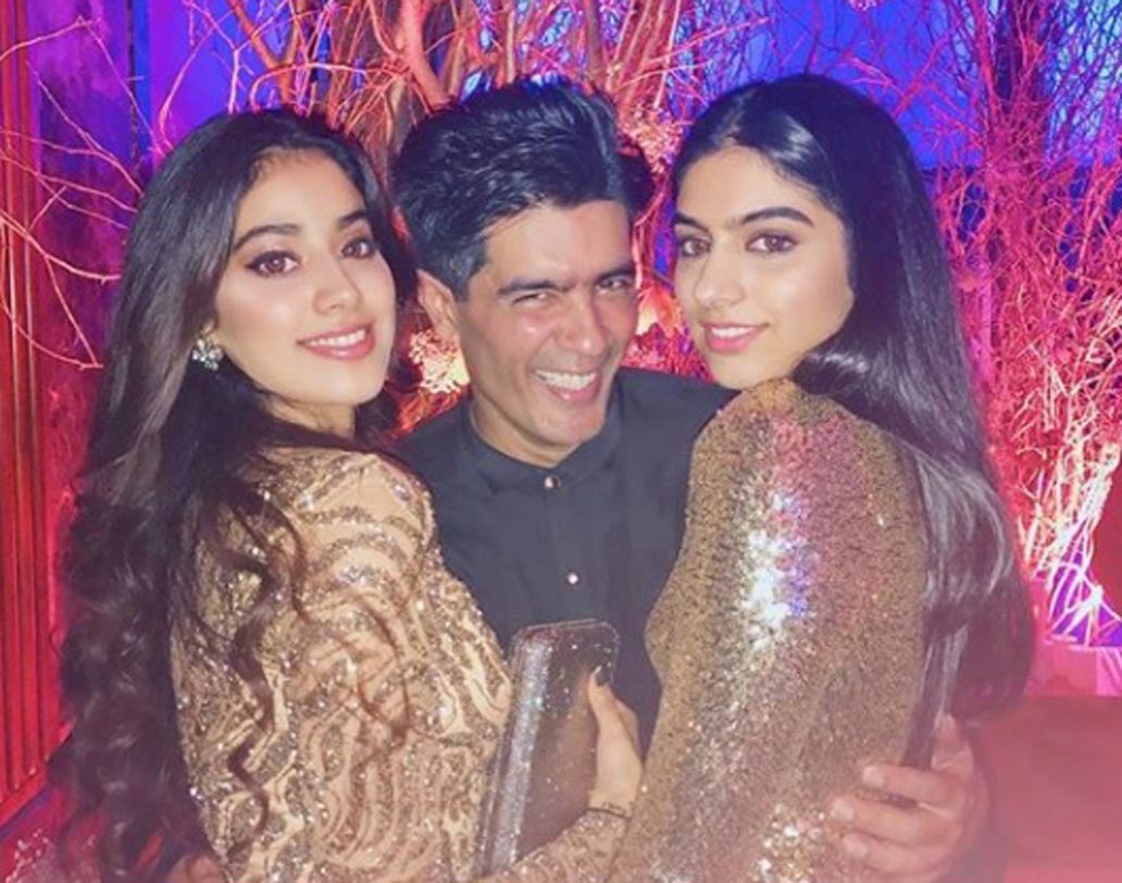 তবে খুশির এই নতুন ছবি দেখে অনেকেরই প্রশ্ন, তবে কি বলিউডের নতুন ফ্যাশনিস্তা হতে পারে এই স্টারকিড? উত্তর অবশ্য সময়ের অপেক্ষা। ছবিতে দিদি জাহ্নবী ও বিখ্যাত বলিউড ফ্যাশন ডিজাইনার মণীশ মালহোত্রর সঙ্গে খুশি।