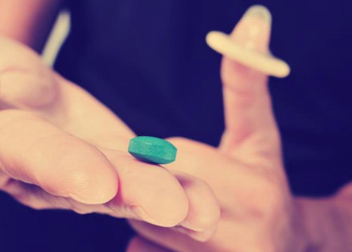 অ্যান্ড্রিউ বেল, ডেভিড ব্রাউন এবং নিকোলাস টেরেট— ফাইজারের তিন বিজ্ঞানী মিলে কার্ডিওভাস্কুলার রোগের ওষুধ বানাতে চেয়েছিলেন। অনেক গবেষণার পর তাঁরা সিলডেনাফিল ওষুধ তৈরি করেন।