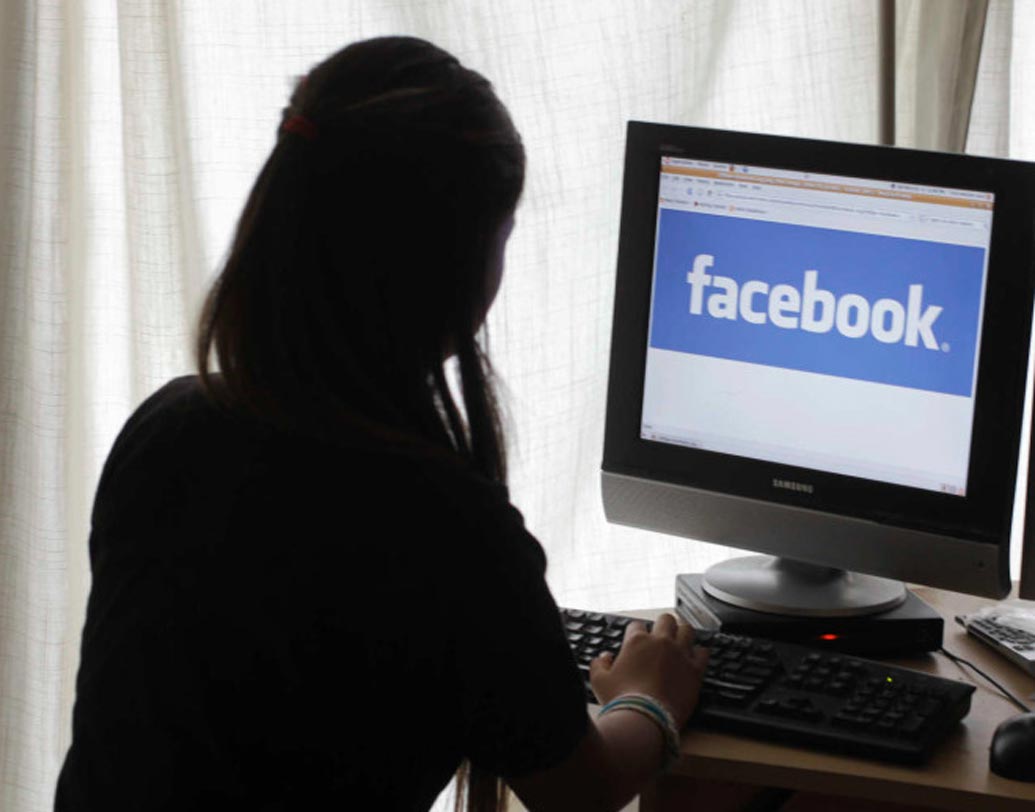 স্কুল থেকে ফিরেই বাবা-মায়ের ফেসবুকে ঢুঁ মারার ঝোঁক রয়েছে আজকের বাচ্চাদের। আর তাতেই থাবা বসাচ্ছে ‘ব্লু হোয়েল’-এর মতো প্রাণনাশক কিছু গেম। এমনটা নয় যে, ফেসবুক ছাড়াও বাচ্চারা এইসব গেমের ব্যাপারে জানতে পারবে না। তবে ফেসবুক বাচ্চাদের মনে নতুনকে জানার খিদে আরও বাড়িয়ে দিচ্ছে। আর তার থেকেই ঘটে যাচ্ছে বিপদ। এমনকী যৌন অপরাধীদেরও খপ্পরে পড়তে হচ্ছে কচিকাঁচাদের।