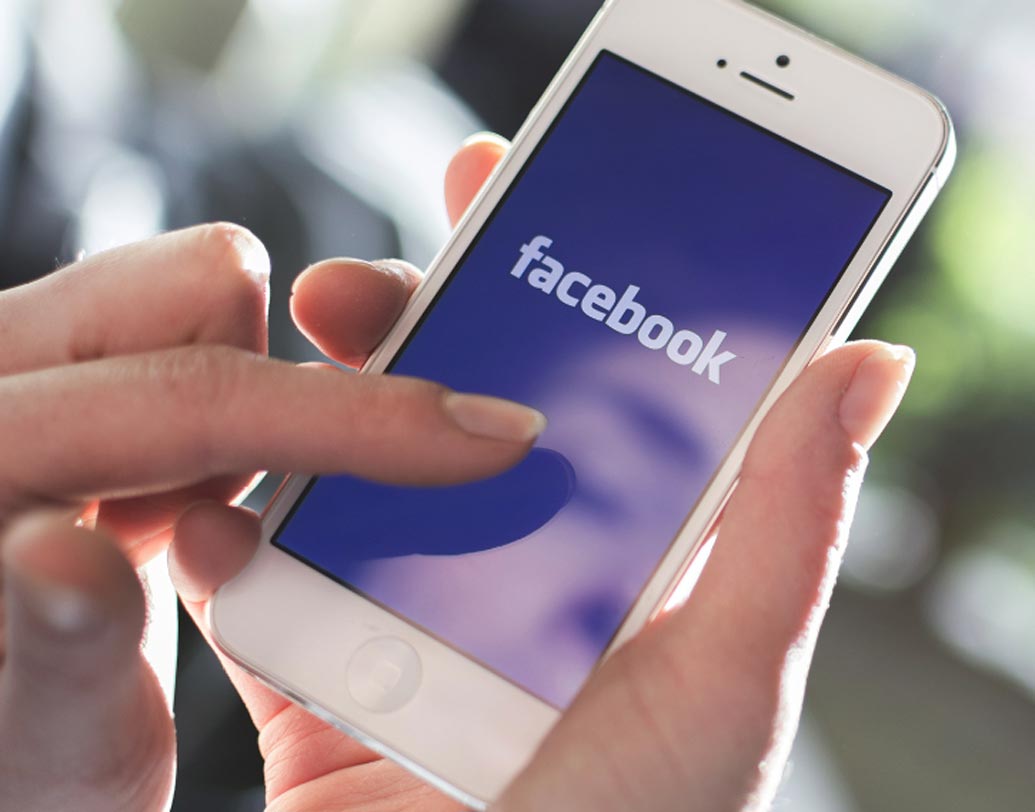 ফেসবুক থেকে অন্য কোনও পেজে ঢুকে কখনও কেনাকাটা করতে, কখনও আবার অন্য কোনও কাজে ক্রেডিট কার্ডের যাবতীয় তথ্য দিয়ে ফেলেন না কি? এমনটা করবেন না। এই ক্রেডিট কার্ডের তথ্য দিতে গিয়েই ব্যাঙ্ক অ্যাকাউন্ট থেকে হু হু করে টাকা চলে গিয়েছে এমন অভিযোগও রয়েছে।