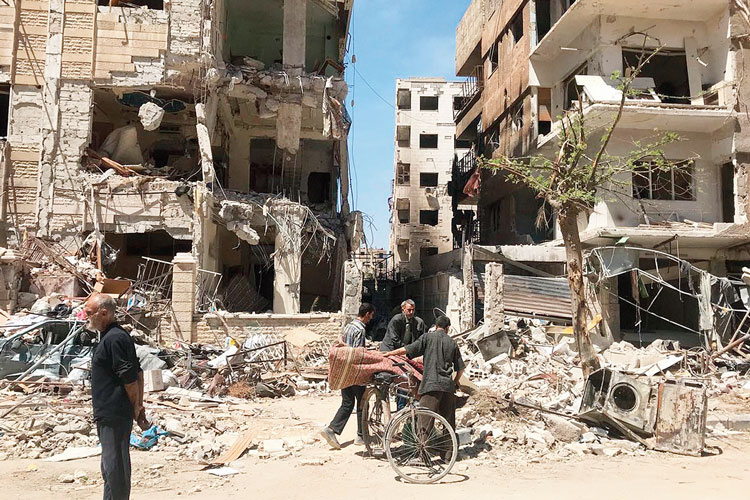 সিরিয়া, ইরাকের পর এ বার পাকিস্তানের বালুচিস্তানে জঙ্গি ঘাঁটি লক্ষ্য করে ক্ষেপণাস্ত্র হামলা চালাল ইরান। জঙ্গি সংগঠন জইশ-অল-অদলের ঘাঁটিতে এই হামলা চালানো হয়েছে বলে দাবি তাদের।