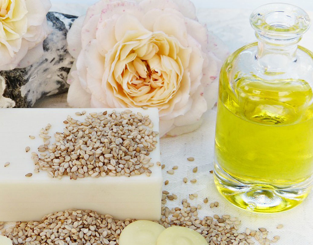 ড্যামেজড হেয়ারের জন্য অ্যাভোকাডো অয়েলের জুড়ি মেলা ভার। এটি অত্যন্ত হাল্কা। ভিটামিন এ, বি, ডি, ই ছাড়াও তা ছাড়া এতে রয়েছে আয়রন, অ্যামিইনো অ্যাসিড এবং ফলিক অ্যাসিড। এ সবগুলিই হেয়ার গ্রোথের জন্য উপকারি। ফলে শ্যাম্পু ছেড়ে সপ্তাহে নিয়মিত অ্যাভোকাডো অয়েল মাখুন।