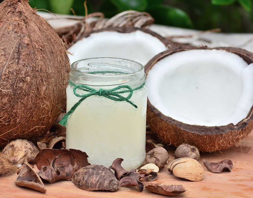 সমস্ত রকমের হেয়ার টাইপের জন্য বেশ উপকারি নারকেল তেল। খুশকি নিয়ন্ত্রণে রাখা ছাড়াও ড্রাই স্ক্যাল্পেরও জন্য এটি বেশ কাজে আসে। তা ছাড়া, চুলের বৃদ্ধির জন্যও প্রতি দিন নারকেল তেল মাখতে পারেন।