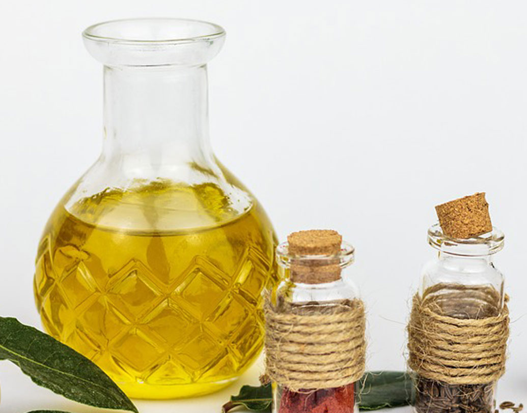 হেয়ার কন্ডিশনার হিসেবে অলিভ অয়েলের তুলনা মেলা ভার। এতে অ্যালার্জিক রিঅ্যাকশন হয় না। ফলে, আপনার হেয়ার টাইপ সেনসিটিভ হলে মাখতে পারেন। অত্যন্ত হাল্কা হওয়ায় মশ্চারাইজার হিসেবেও ব্যবহার করতে পারেন।