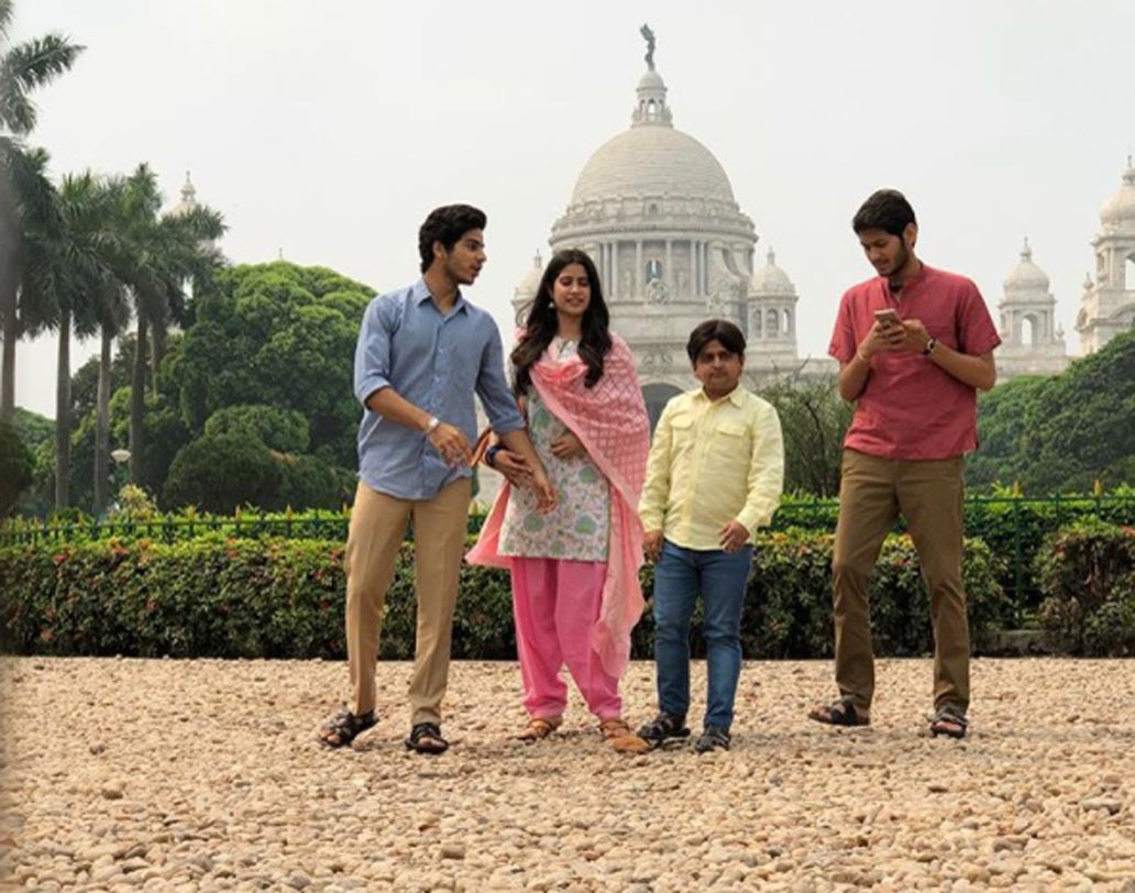 জয়পুর এবং কলকাতায় শুটিংপর্বের ছবিগুলি ভাইরাল হয়েছে সোশ্যাল মিডিয়ায়। ভিক্টোরিয়া মেমোরিয়ালের সামনে শুটিং হয়েছে ‘ধড়ক’-এর।